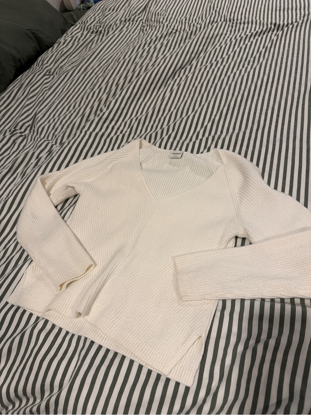 Abercrombie & Fitch Cream Ribbed V-Neck Sweater - Picture 3 of 4